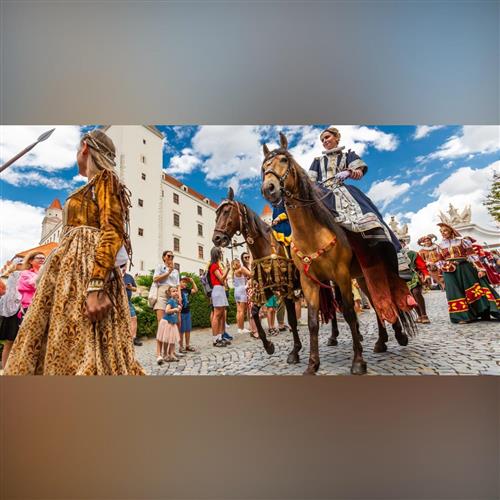 Historický sprievod korunovačnou trasou až na Hlavné námestie