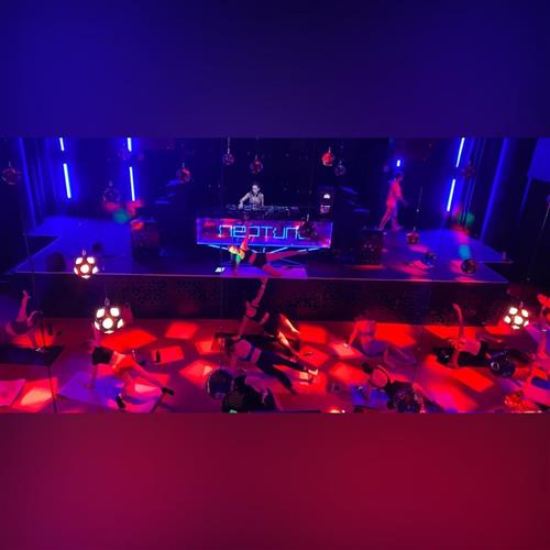 Techno cvičenie / joga / pilates v klube s DJ