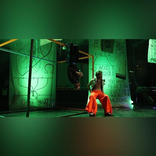 DIVADLO ZA ZRKADLOM / P0P2 (personzeropersontoo)