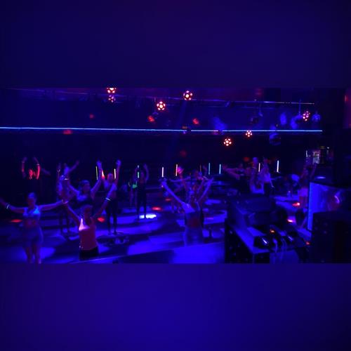 Techno HIIT cvičenie v klube s DJ