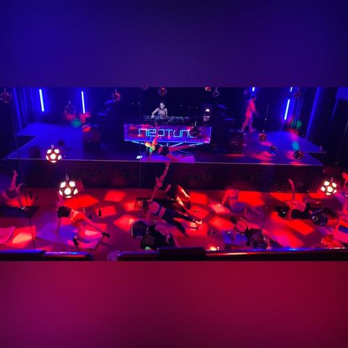 Techno cvičenie / joga / pilates / silový tréning v klube s DJ