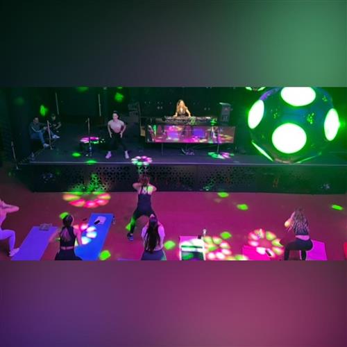 Silový tréning s drumandbass DJ