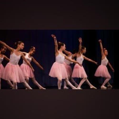 TALENTINA HRÁ, SPIEVA A TANCUJE NAPRIEK VŠETKÉMU