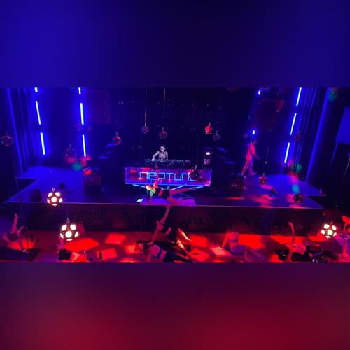 Techno pilates s DJ